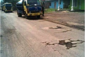 Jalan raya di Cidahu rusak parah